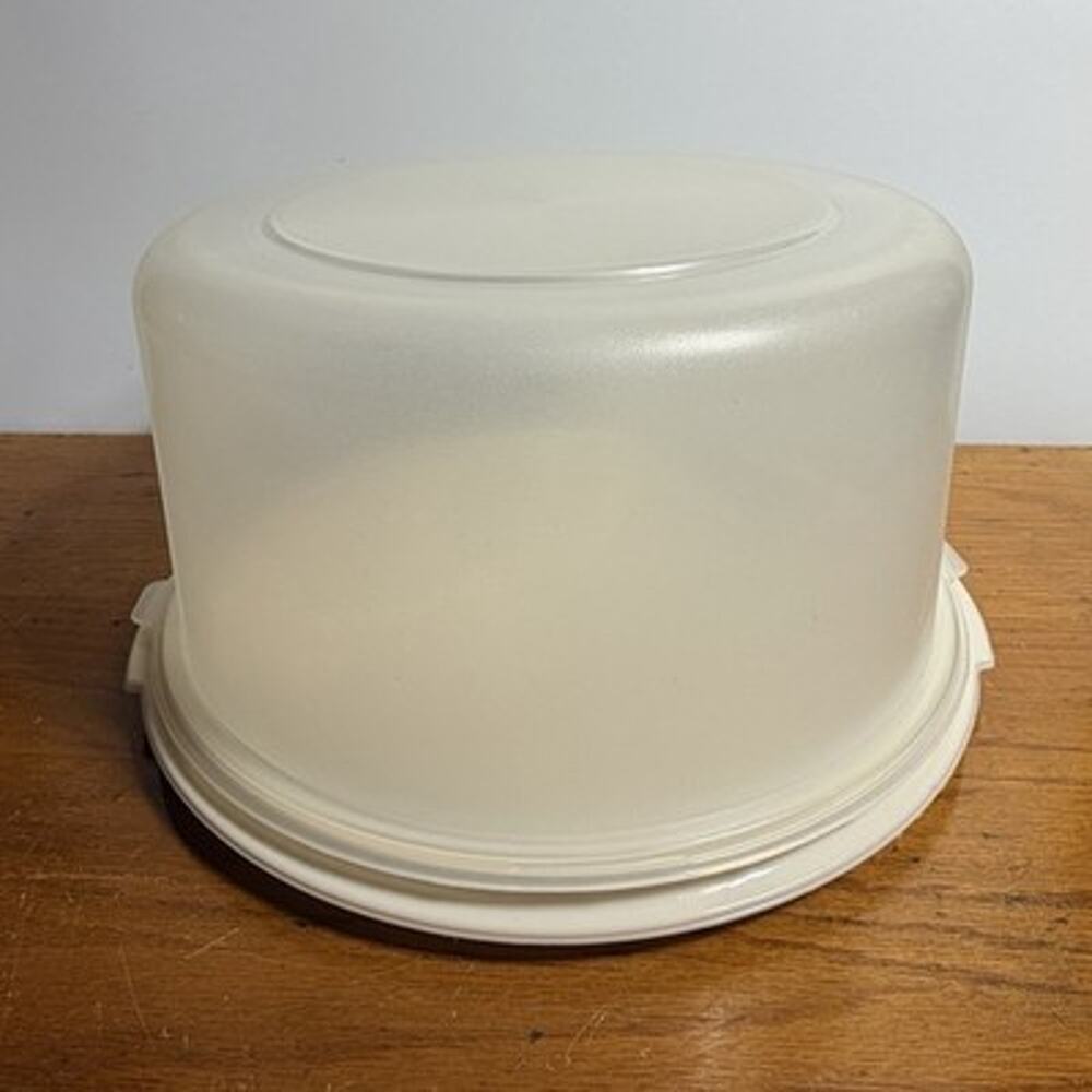 Rubbermaid Servin Saver Vintage Cake Taker Carrier Almond White Domed Lid 10in